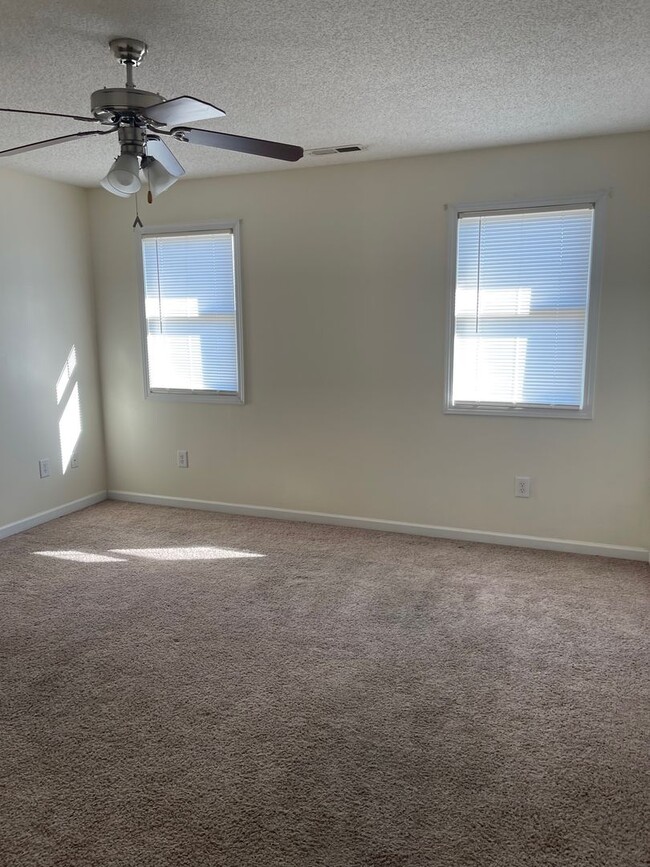 Building Photo - 2 Bdrm/1 Full & 2 Half Bath Condo ? Gray/J...