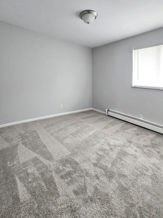 Building Photo - 136 N Lake St