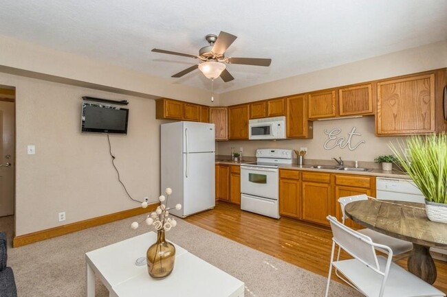 Building Photo - 300 Grandview Ct