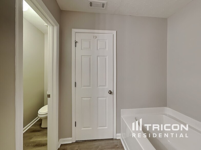 Building Photo - 347 Royal Oaks Dr