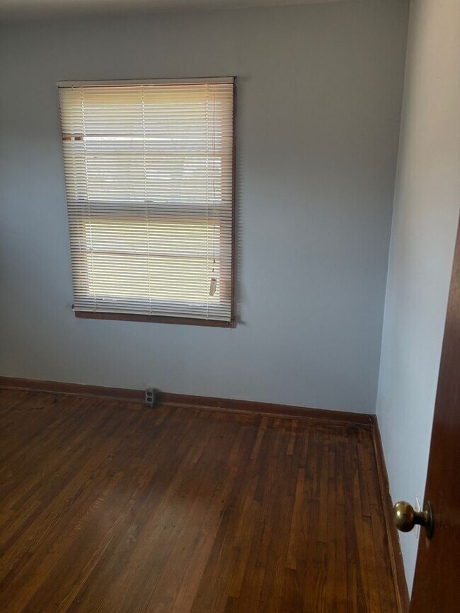 Building Photo - 3 Bedrooms and 1 Bathroom