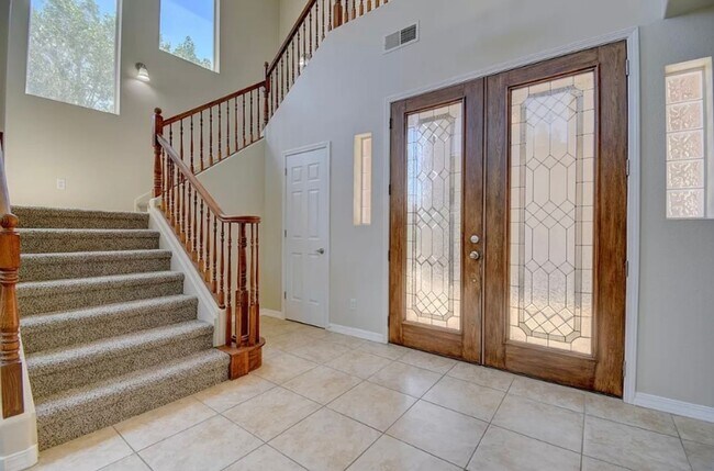 Building Photo - COMING SOON Large 5 Bedroom home with loft...