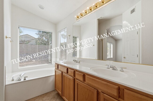 Building Photo - 2440 N Creek Vista Dr