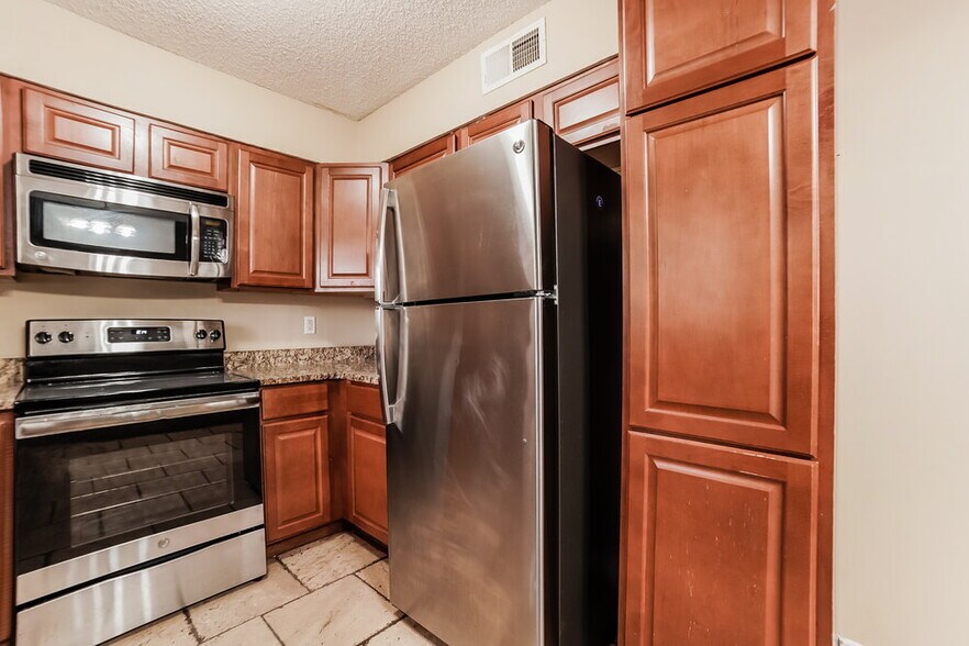 Building Photo - 732 Charter Oak Dr