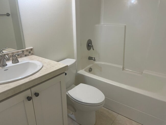 Building Photo - Desirable Langley Home Minutes From Downtowm!