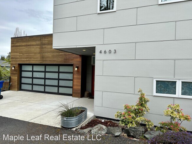 Primary Photo - 4 br, 4.5 bath House - 4603 S. Juneau Street