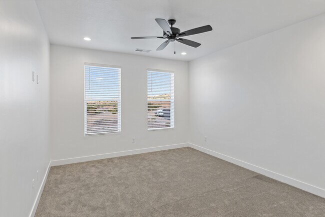 Building Photo - 1082 W Albertine Ln