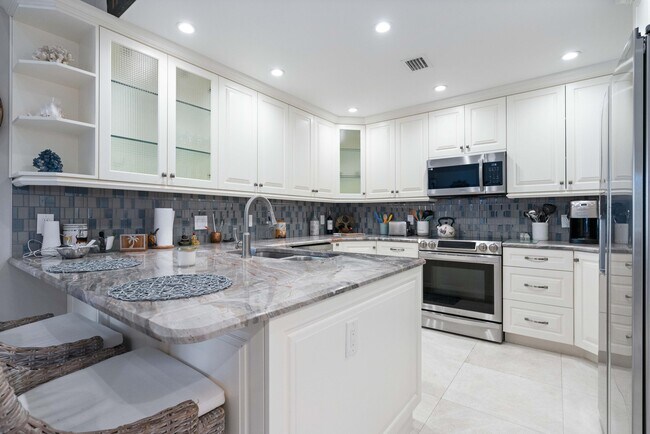 Building Photo - 2706 Fairway Dr N