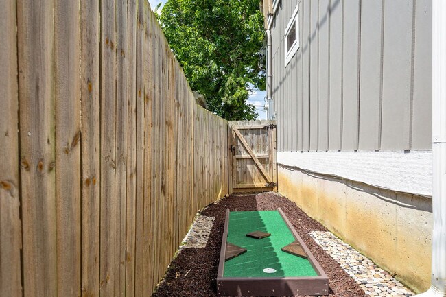 Building Photo - 1616 Pleasant St