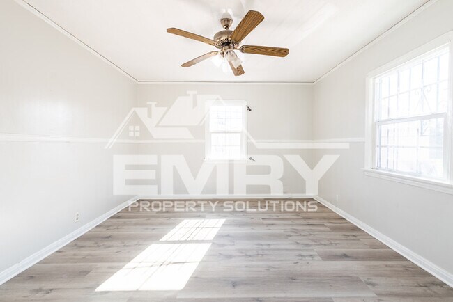 Building Photo - MOVE IN READY 2 BEDROOM 1 BATHROOM HOME IN LYNWOOD CA 90262