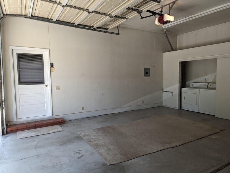 Building Photo - 5440 Topeka Dr