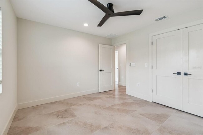 Building Photo - 3921 Versailles Dr