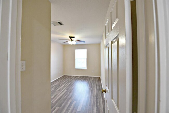 Building Photo - 105 Mesa Dr