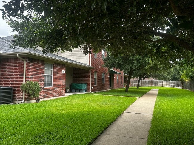 Building Photo - Available Now! 1/1 Apartment - **HUD Accepted** (upstairs)