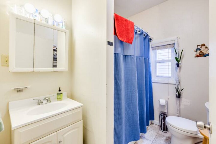 Bathroom - 170 Mansfield St