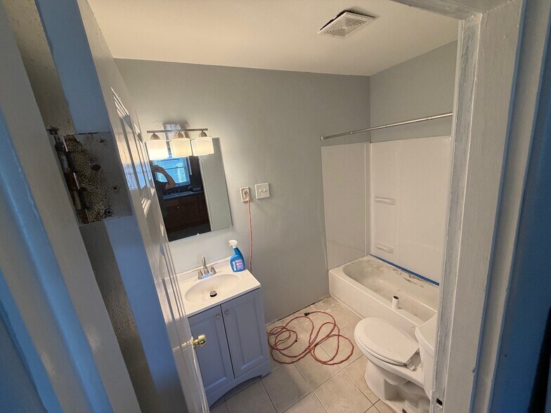 Building Photo - 2527 Leslie Ave