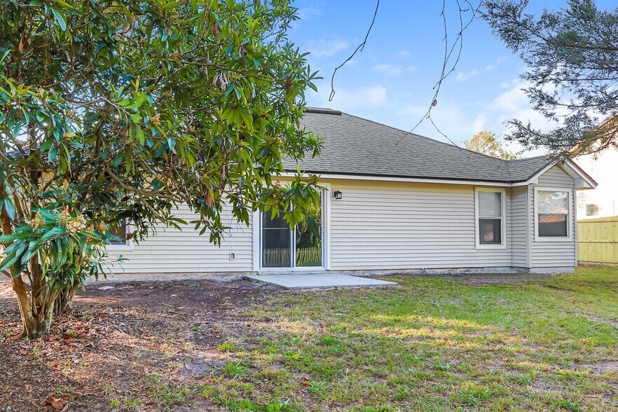 Building Photo - 8173 Pilgrims Trace Dr