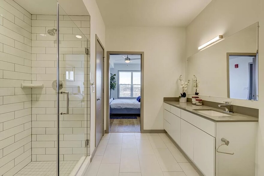 Master Bathroom - 400 Herron Dr