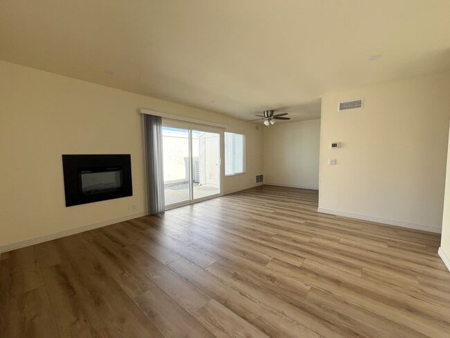 Building Photo - Upgraded, 2BD/2BA in Park Place: 1 Car Gar...