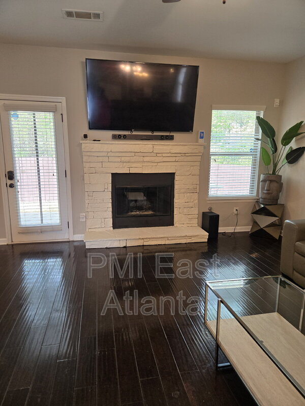 Building Photo - 422 Live Oak Pass