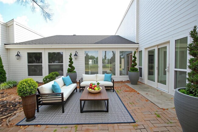 Building Photo - 3322 Robinson Rd