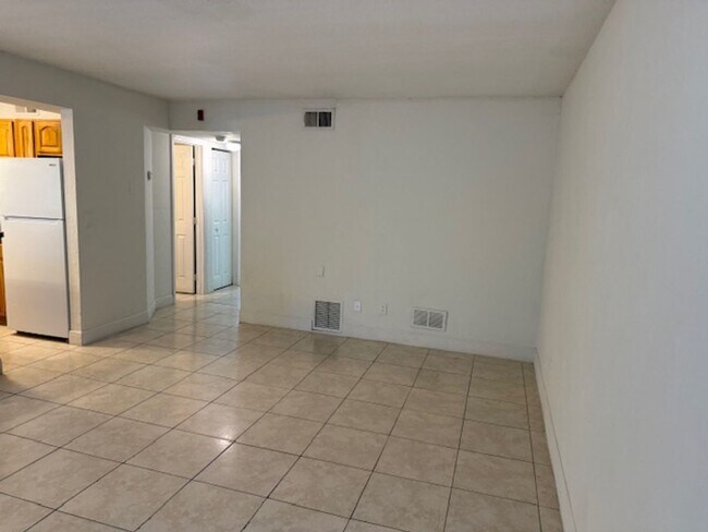 Building Photo - Ground floor 2 bedroom condo