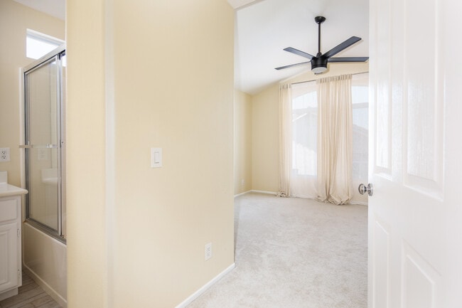 Building Photo - 1 Quebec