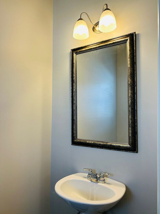 Building Photo - Beautiful 4 bedroom, 2.5 bathroom home In ...