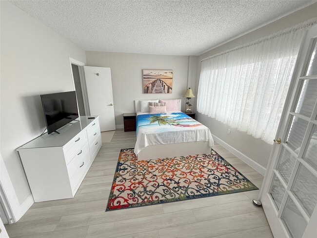 Building Photo - 140 NE 28th Ave