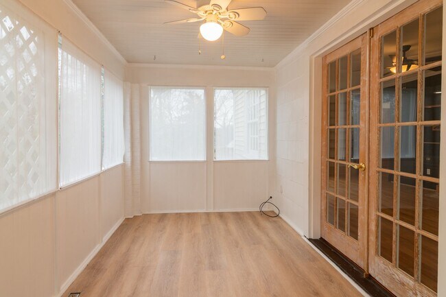 Building Photo - FOR RENT in LAKE BOTTOM! Available June 8th