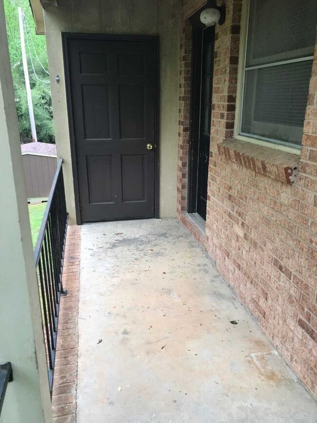 Building Photo - Charming 2 bed 2 bath duplex located in Newton