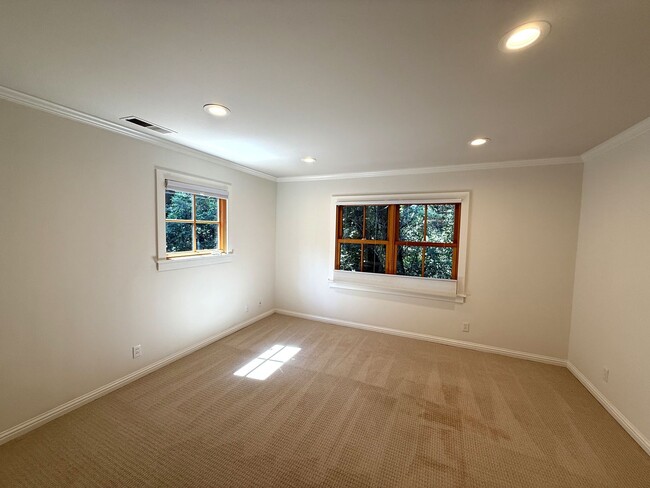 Building Photo - CRAFTSMAN 5BD / 3.5BA HOME ON DESIRABLE CU...
