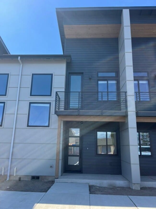 Building Photo - Gorgeous BRAND NEW Modern 2-bd/2-bath Condo in Redmond, OR!