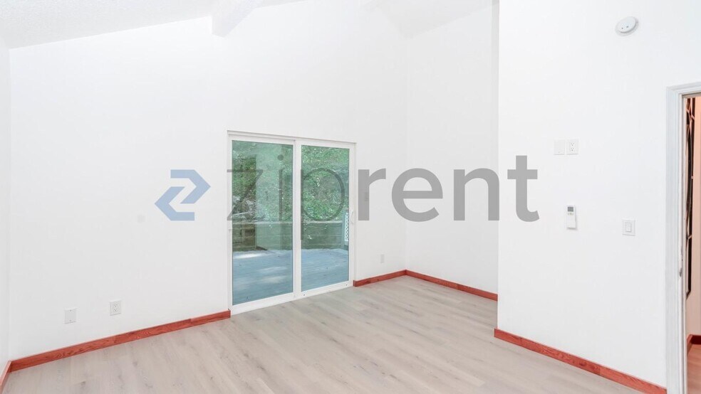 Building Photo - Unit single home