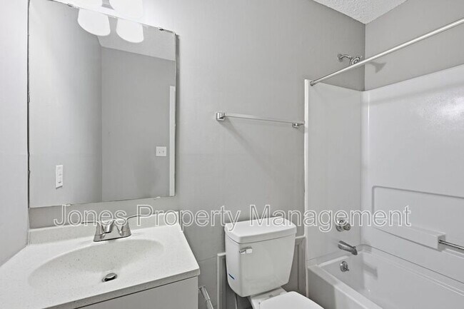 Building Photo - 905 Chimneys Ln