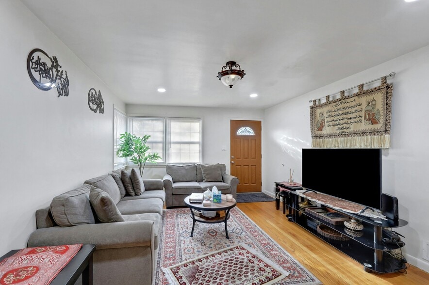 LIVINGROOM - 188 Luddington Ave