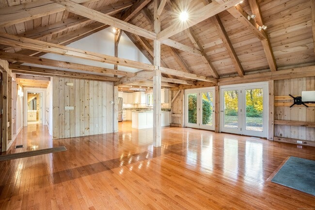 Building Photo - 123 Cove Rd