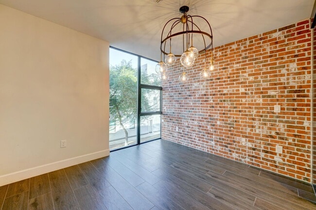 Building Photo - 504 E Roosevelt St