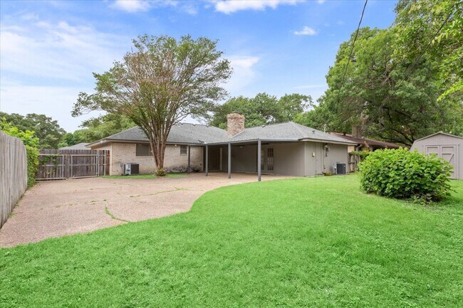 Building Photo - 5600 Lake Highlands Dr