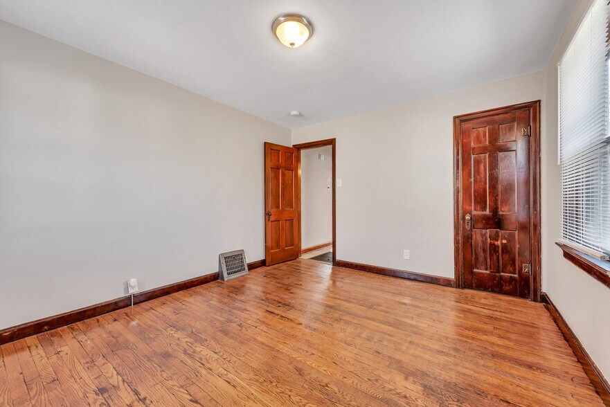 Building Photo - 7120 Roslyn Dr