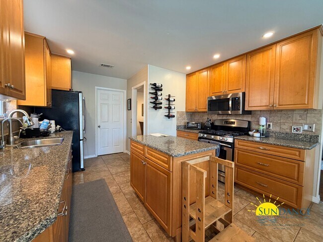 Building Photo - Stunning 5 Bedroom Home in Mary Esther with Beach Access, Pool and Solar Panels!