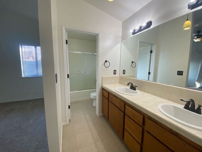 Building Photo - 1947 Henshaw Ave