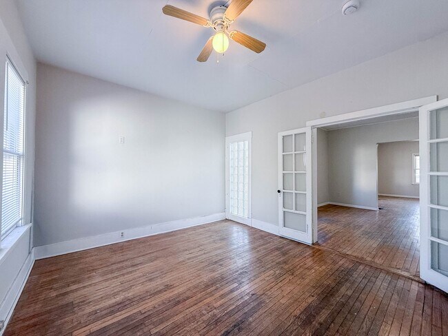 Building Photo - Short