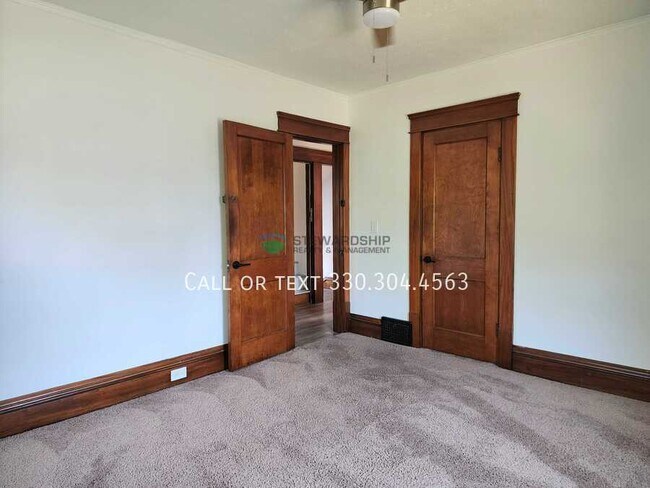 Building Photo - 687 Allyn St