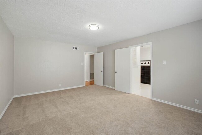 Building Photo - 10700 Beinhorn Rd