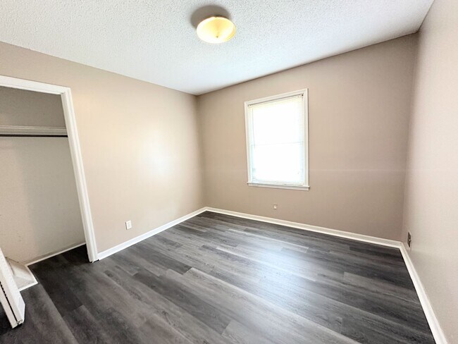 Building Photo - 2105 Hobson Ct