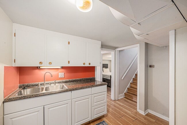 Building Photo - FURNISHED, Spacious 3 bedroom home in the heart of University!