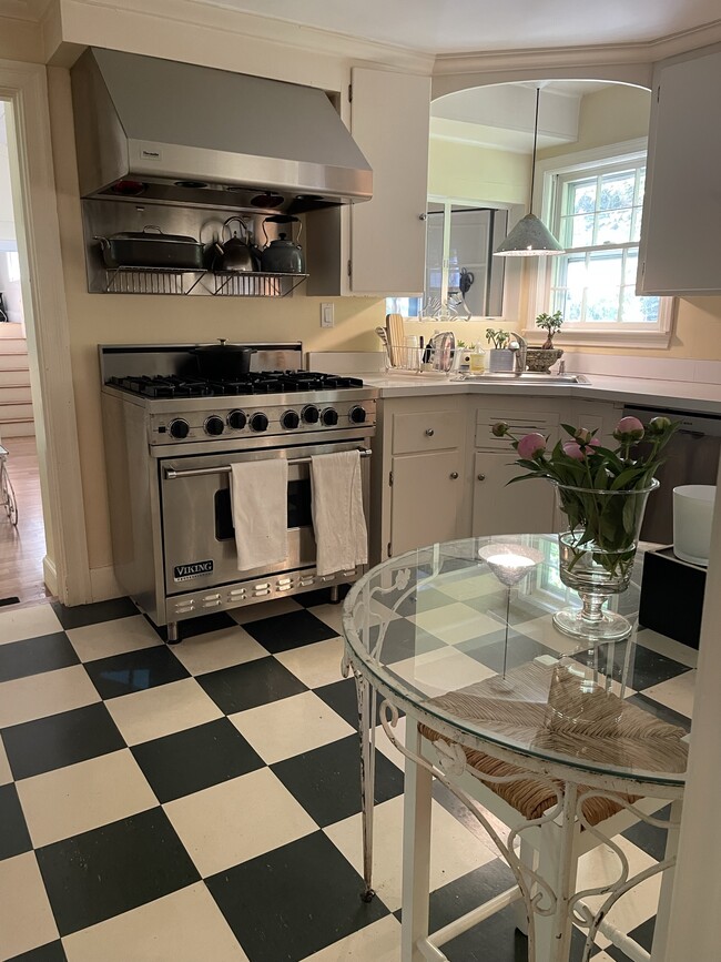 Building Photo - 6 Bradford Rd