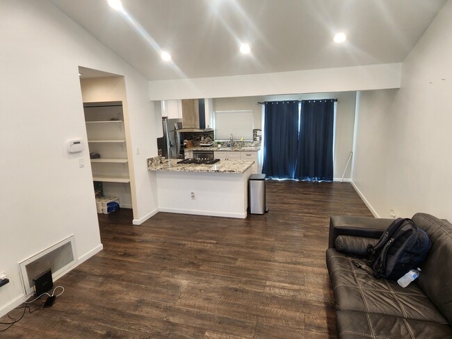 Building Photo - 8956 Salmon Falls Dr