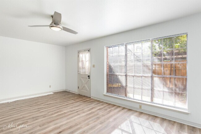 Building Photo - "Charming 2-Bed, 2-Bath Townhouse with Granite Elegance on East Stephenson!"